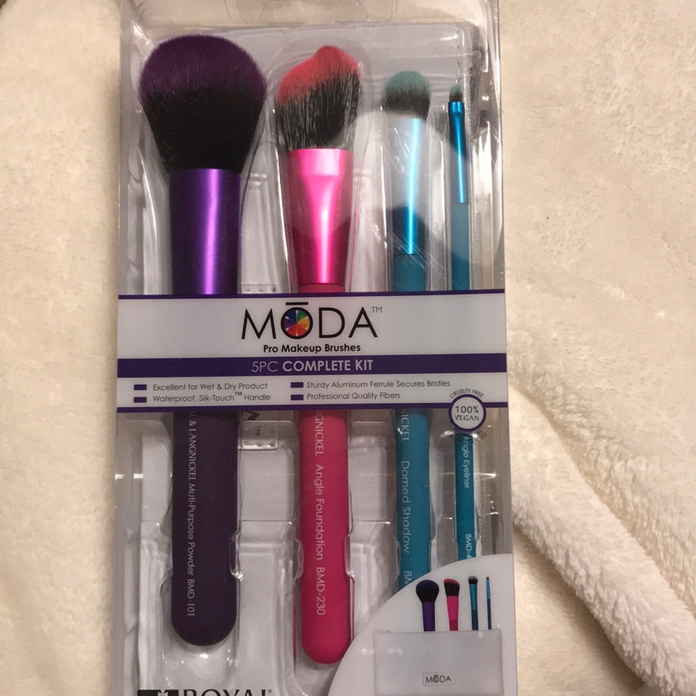 Mōda make up brushes
